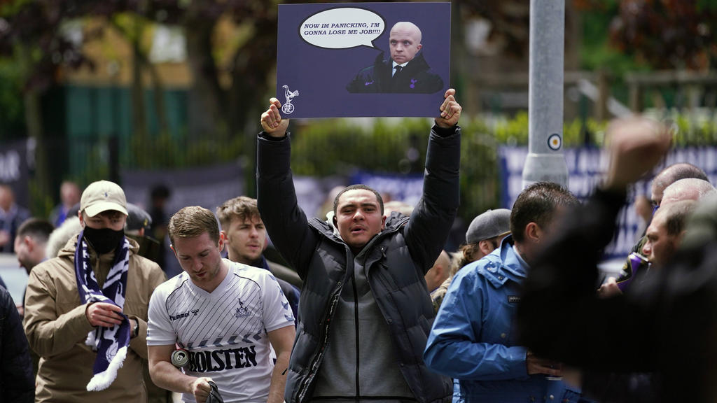 Levy apologises for losing sight of Tottenham's identity