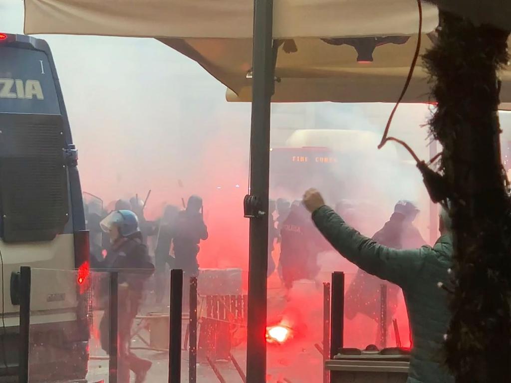 Vor dem Spiel kommt es zu Zusammenstößen zwischen der Polizei und Fans von Eintracht Frankfurt
