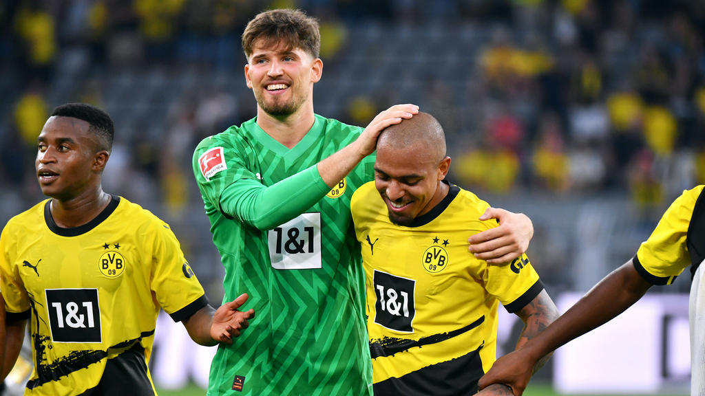 Der FC Bayern ist angeblich an Donyell Malen (r.) vom BVB interessiert Der FC Bayern ist angeblich an Donyell Malen (r.) vom BVB interessiert