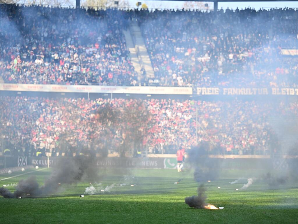 Spielunterbrechung beim Derby Hannover gegen Braunschweig Spielunterbrechung beim Derby Hannover gegen Braunschweig