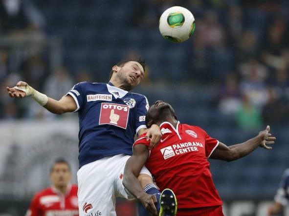 Xavier Hochstrasser vom FC Luzern im Kopfballduell mit Thuns Sekou Sanogo