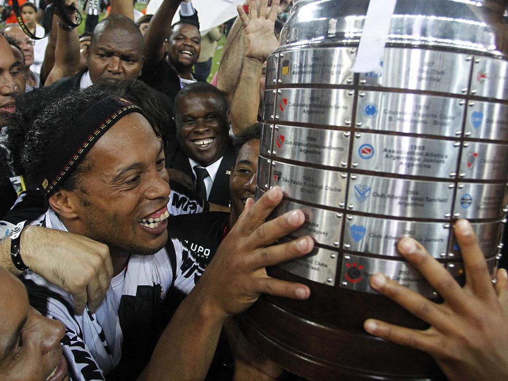 Ronaldinho levantó la Libertadores en 2013. (Foto: Imago)