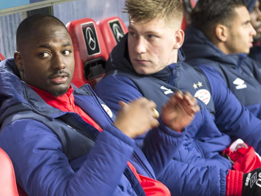 PSV-verdediger Jetro Willems (l.) keert tegen FC Twente voor het eerst na zijn slopende blessure terug in de selectie van PSV. Naast hem zitten Jordy de Wijs (m.) en Adam Maher (r.). (24-01-2016)