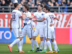 Paris Saint-Germain is blij om een treffer in de kampioenswedstrijd tegen Troyes. Zlatan Ibrahimović, Adrien Rabiot, Javier Pastore, Edinson Cavani en Ángel Di María vieren het feestje. (13-03-2016)