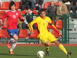 Cristian Manea (r.) hier in actie met Roemenië -17. Zijn tegenstander is Luka Jović (l.). (25-2-2014)