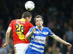 Wout Brama gaat in zijn debuut voor PEC Zwolle een kopduel aan met Teije ten Den. (19-10-2014)