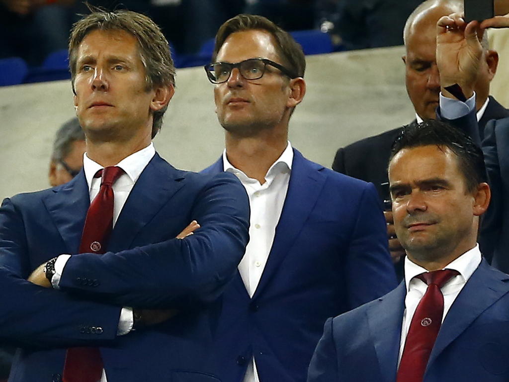 Edwin van der Sar (l.), Ronald de Boer (m.) en Marc Overmars zijn aandachtig toeschouwer bij de wedstrijd FC Barcelona - Ajax. (21-10-2014)