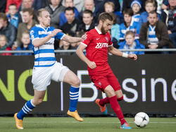 Stef Nijland (l.) houdt druk op Ramsus Bengtsson in de Twentse derby. (23-11-2014)