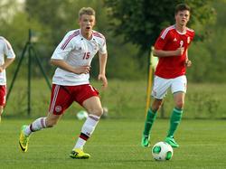 Nikolai Laursen (l.) aan de bal tijdens een vriendschappelijk duel tussen Hongarije -16 en Denemarken -16. (01-05-2014)