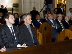 Iker Casillas (l.) en Jose Mourinho zitten samen in een Spaanse kerk om het kampioenschap van Real Madrid in 2012 te eren. (14-05-2012)