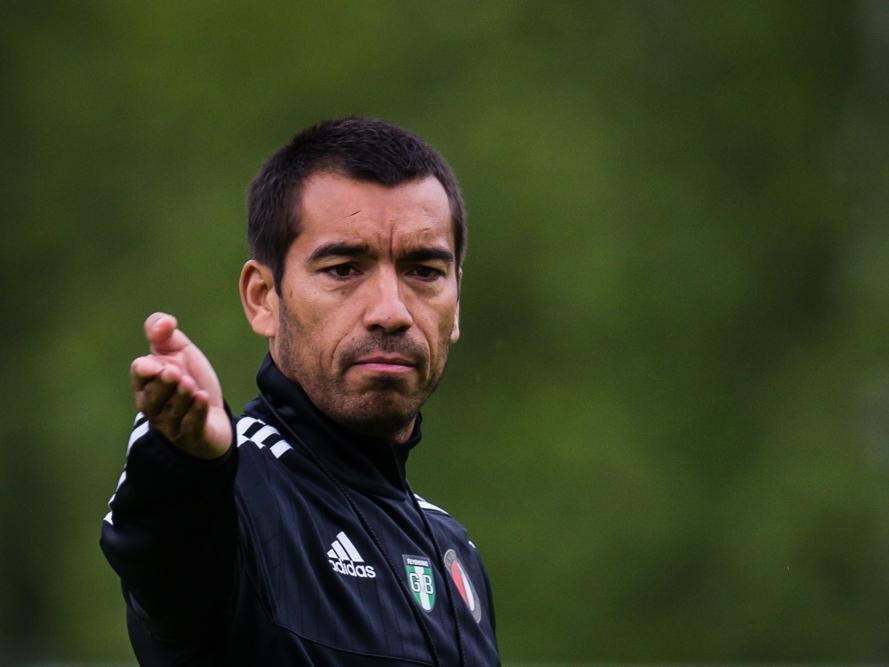 Feyenoord-trainer Giovanni van Bronckhorst geeft aanwijzingen. (08-07-2015) Feyenoord-trainer Giovanni van Bronckhorst geeft aanwijzingen. (08-07-2015)