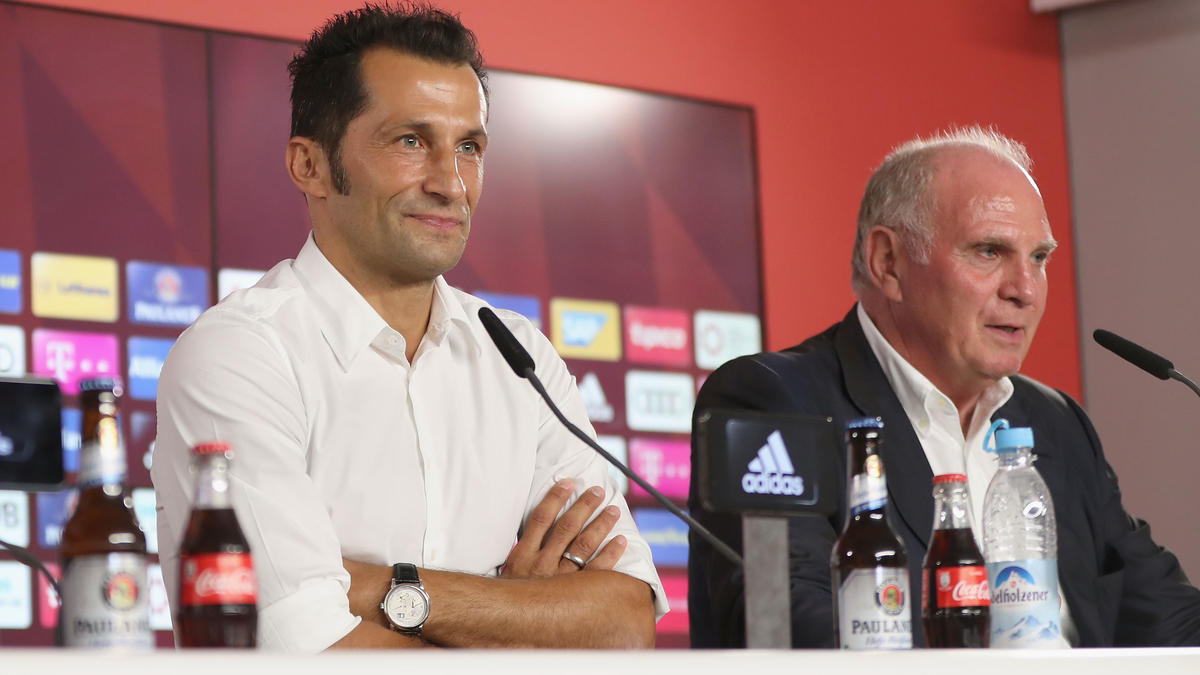 Uli Hoeneß (r.) kündigte bereits vor Wochen große Veränderungen an Uli Hoeneß (r.) kündigte bereits vor Wochen große Veränderungen an