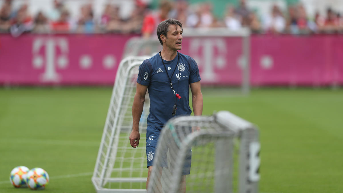 Niko Kovac wurde beim Training des FC Bayern von einem Fan angegangen Niko Kovac wurde beim Training des FC Bayern von einem Fan angegangen