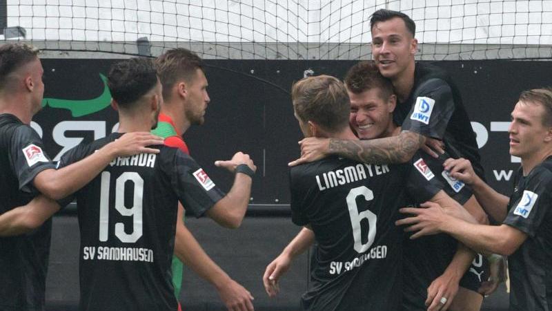 Sandhausens Spieler jubeln nach dem 2:0 in Heidenheim Sandhausens Spieler jubeln nach dem 2:0 in Heidenheim