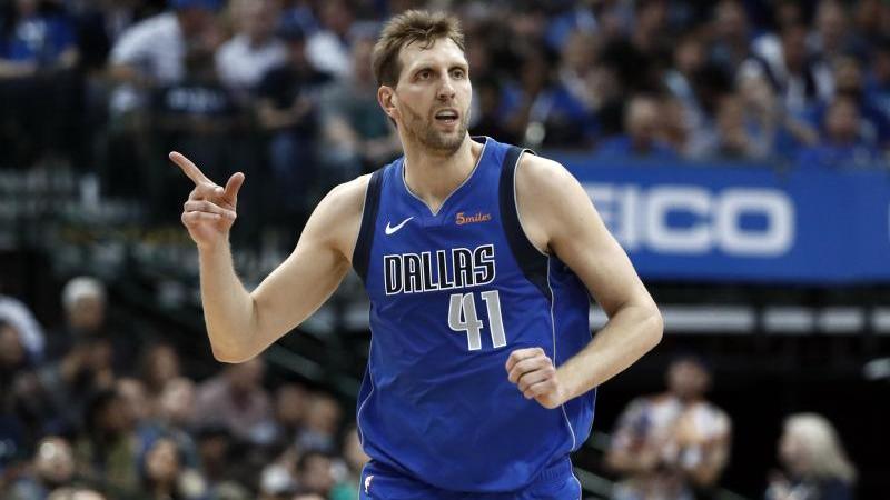 Dirk Nowitzki wurde entgegen der Annahme seines Schuldirektors zum NBA-Superstar Dirk Nowitzki wurde entgegen der Annahme seines Schuldirektors zum NBA-Superstar
