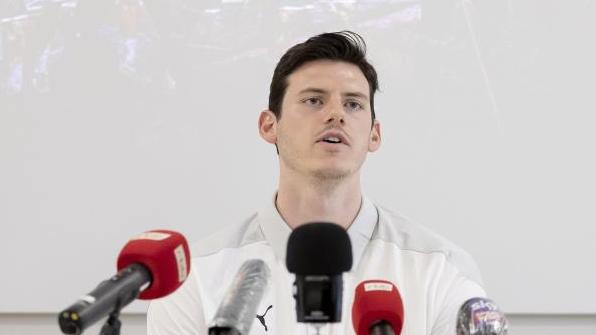 Arbeitet an seinem Comeback bei den Füchsen: Simon Ernst bei einer Pressekonferenz zum Trainingsauftakt des Handball-Bundesligisten Arbeitet an seinem Comeback bei den Füchsen: Simon Ernst bei einer Pressekonferenz zum Trainingsauftakt des Handball-Bundesligisten