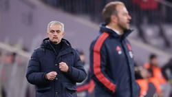 José Mourinho (l.) hat die Arbeit von Hansi Flick beim FC Bayern mit einem Augenzwinkern gewürdigt