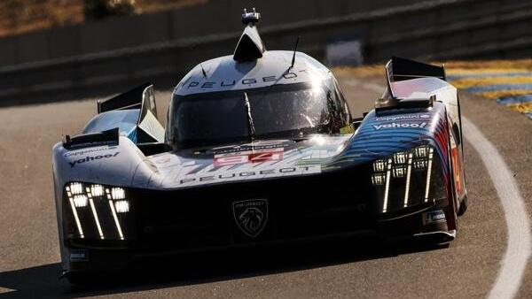 Die Peugeot 9X8 zeigen sich bei der Le-Mans-Premiere verbessert, aber noch nicht an der Spitze