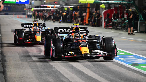 Ein Bild mit Seltenheitswert in der F1: Sergio Pérez liegt vor Max Verstappen