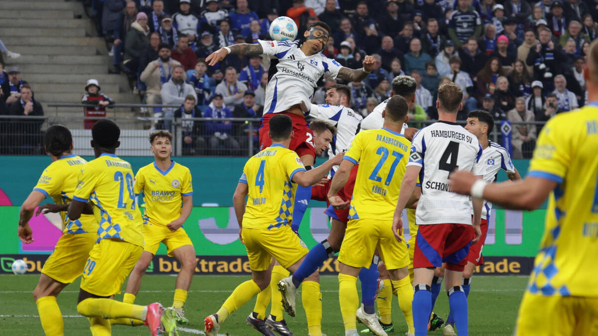 Davie Selke (Bildmitte) verlor mit seinem HSV gegen Braunschweig