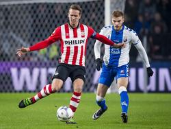 Letschert (r.) zet druk op De Jong zodat hij geen tijd krijgt om te draaien. De aanvoerder van PSV is in concentratie om de bal te controleren. (04-02-2016)