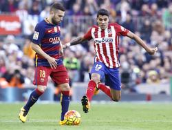 Jordi Alba aan de bal in het duel met Atletico Madrid