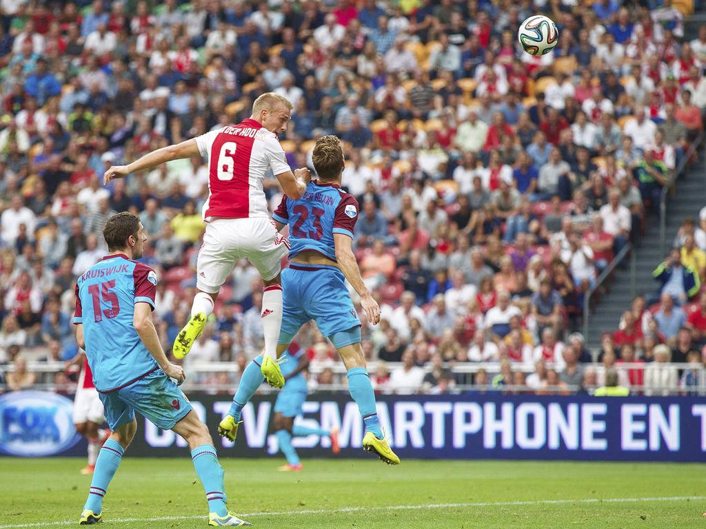 Van der Hoorn scoort met een kopbal tijdens de 4-1 overwinning van Ajax op Vitesse in de eerste speelronde van de Eredivisie. (10-8-2014).