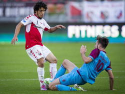 Yassin Ayoub (l.) van FC Utrecht vecht een duel uit met Vitesse-speler Davy Pröpper. (02-11-2014)