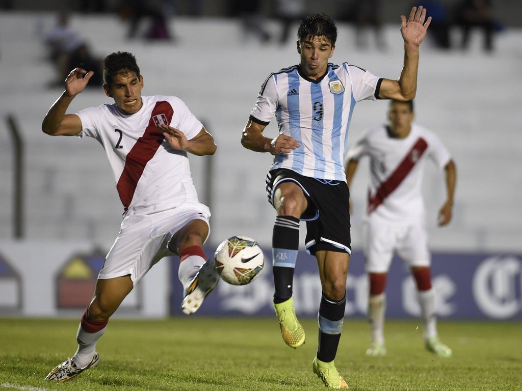 Simeone lucha un cuero en el partido ante Perú. (Foto: Imago)