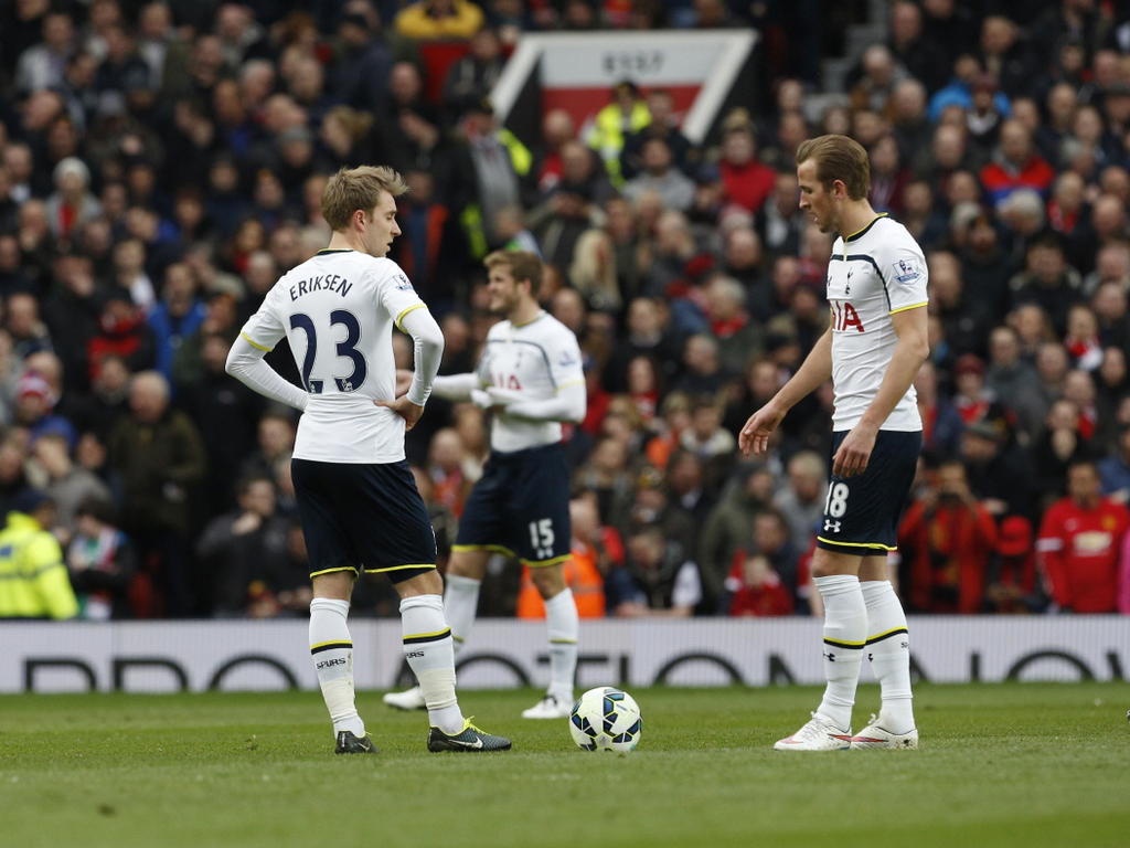 Christian Eriksen (l.) en Harry Kane (r.) balen omdat ze alweer moeten aftrappen tijdens Manchester United - Tottenham Hotspur. (15-03-2015).