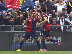Iago Falqué (izq.) celebrando su gol ante el Parma. (Foto: Getty)