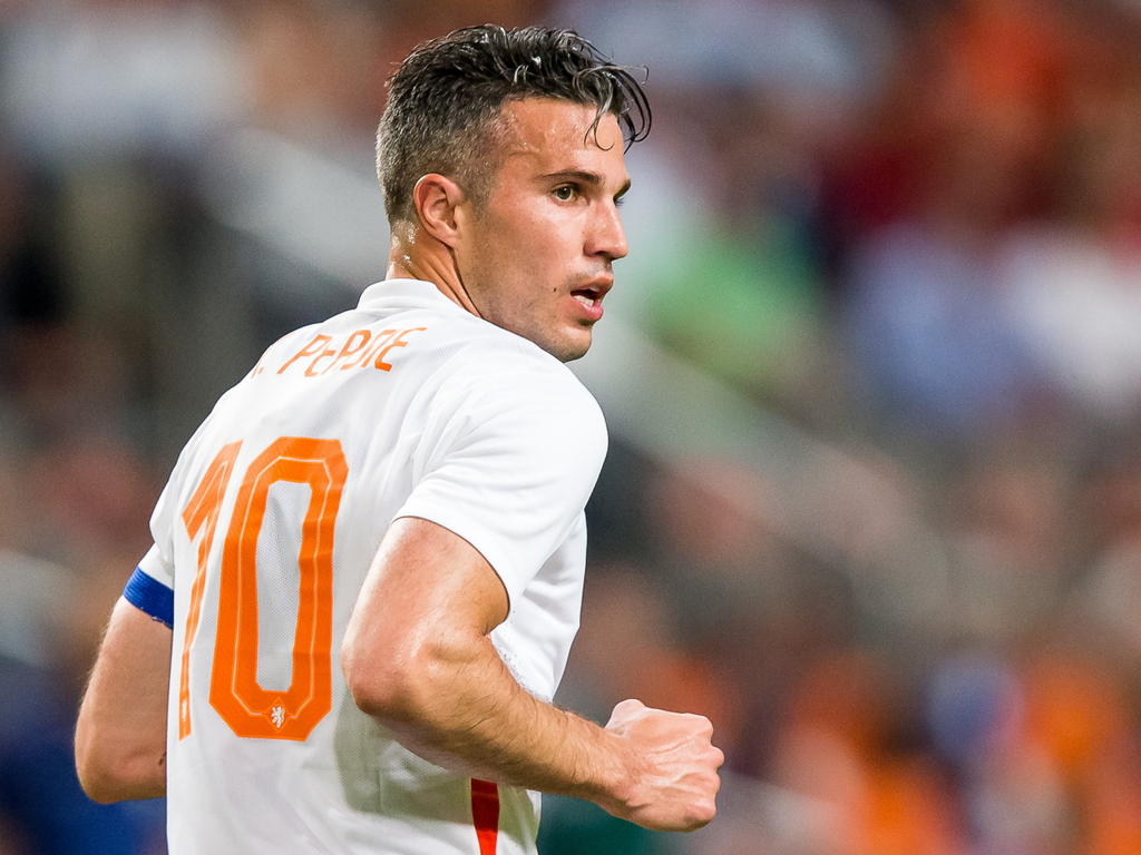 Robin van Persie scoorde niet tegen de Letten, maar speelde zestig minuten lang wel een sterk duel als nummer 'tien'. (05-06-2015)