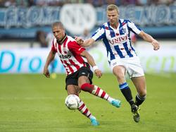 Jeffrey Bruma (l.) probeert weg te draaien bij invaller Henk Veerman (r.) tijdens sc Heerenveen - PSV. (22-08-2015)