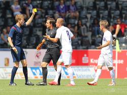 Die Spieler des FC Erzgebirge protestierten nach dem Gegentor zum 0:1 lautstark