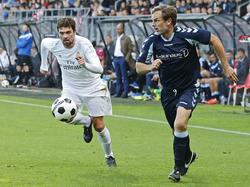 Tijdens een benefietwedstrijd omspeelt Ronald de Boer (r.) oud-speler Tote en probeert hij de bal voor te zetten. In Alkmaar wordt voor het goede doel een wedstrijd gespeeld tussen de Laureus All Stars en de Real Madrid Legends. (05-09-2015)