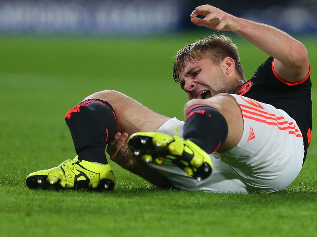 Получил ногой. Luke Shaw футболист. Люк шоу Манчестер Юнайтед. Люк шоу футболист травма.