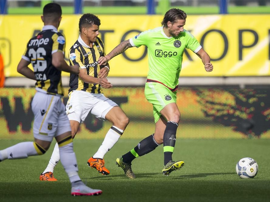 Mitchell Dijks ontdoet zich van Vitesse-aanvaller Dominic Solanke, die de snelle verdediger van Ajax niet kan bij houden. Milot Rashica kijkt toe. (25-10-2015)
