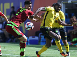 Wilker intenta robar la pelota a un delantero jamaicano en la Copa Centenario. (Foto: Getty)