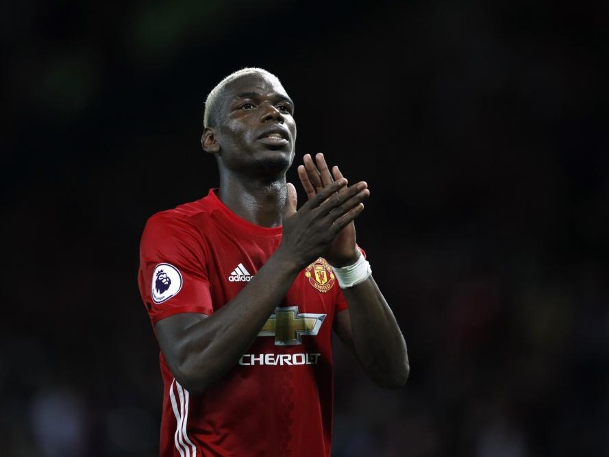 Paul Pogba maakt tegen Southampton zijn rentree op Old Trafford. De middenvelder van Manchester United applaudisseert voor de supporters. (19-08-2016)