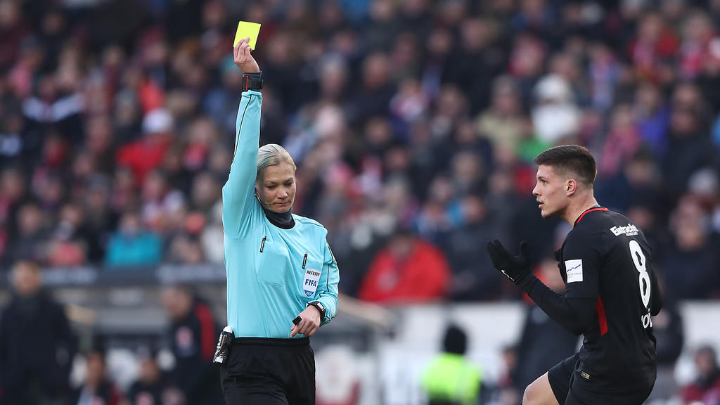 Bibiana Steinhaus leitet seit letzter Saison Spiele der Bundesliga Bibiana Steinhaus leitet seit letzter Saison Spiele der Bundesliga