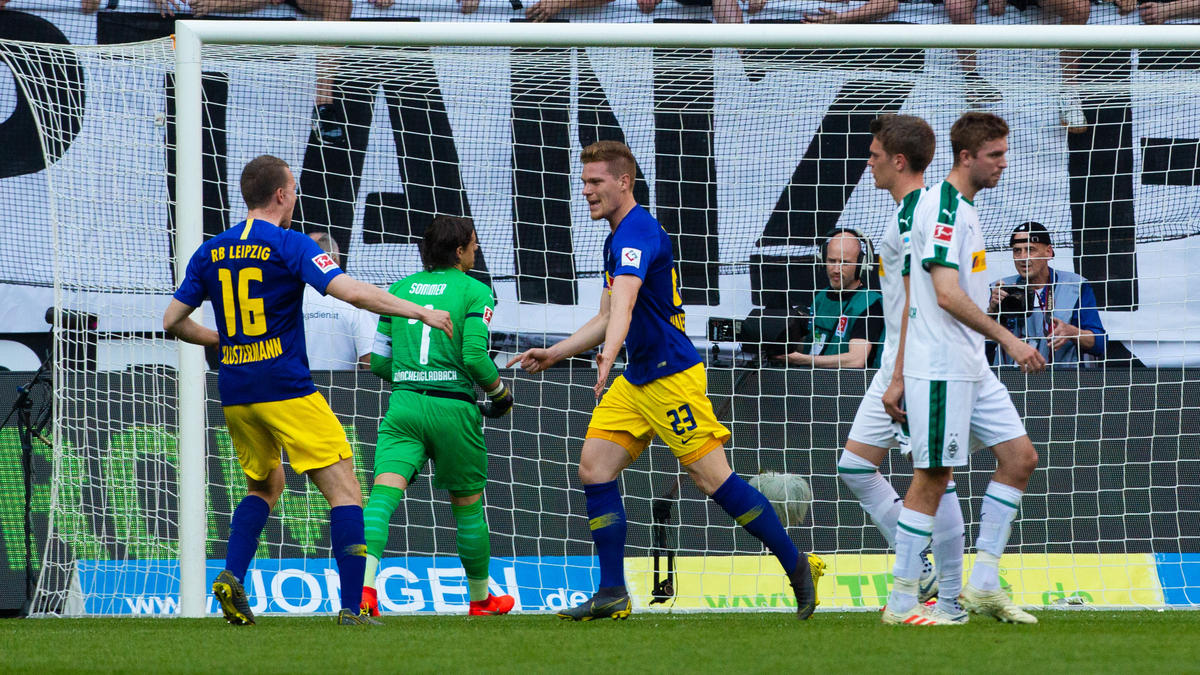 Marcel Halstenberg (M.) traf zweimal im Auswärtsspiel in Gladbach Marcel Halstenberg (M.) traf zweimal im Auswärtsspiel in Gladbach