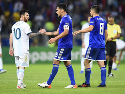 Messi saluda a los paraguayos tras el encuentro.