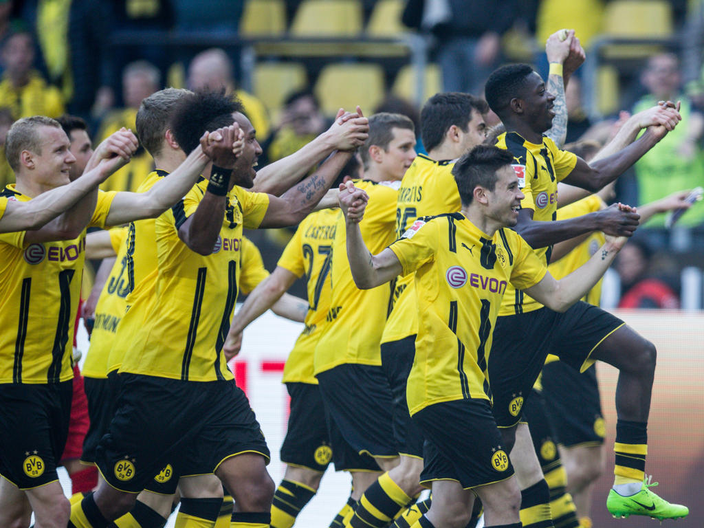 El Dortmund celebra la importante victoria con su afición. (Foto: Getty)
