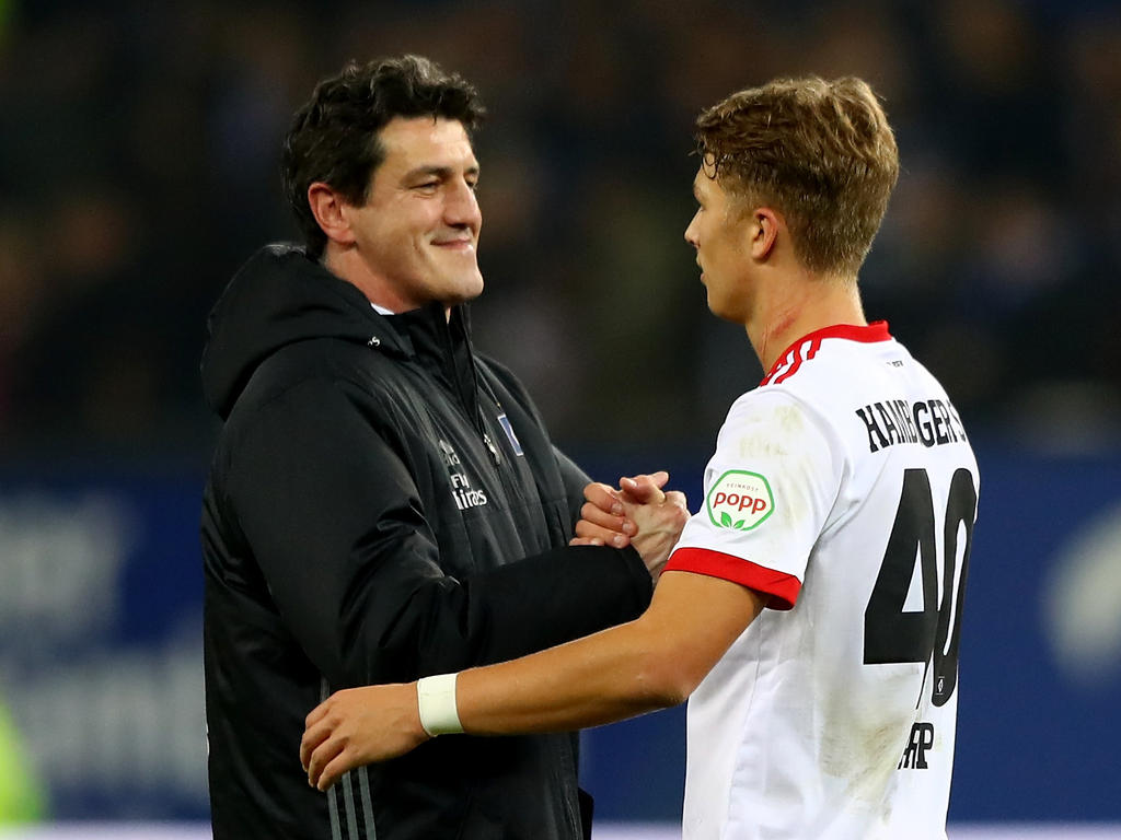 Jens Todt (l.) freute sich mit Jann-Fiete Arp über den HSV-Sieg Jens Todt (l.) freute sich mit Jann-Fiete Arp über den HSV-Sieg
