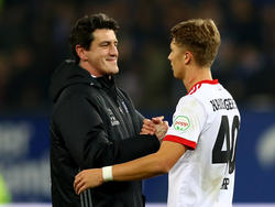 Jens Todt (l.) freute sich mit Jann-Fiete Arp über den HSV-Sieg