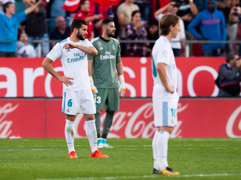 Caras de circunstancias entre los jugadores del Real Madrid en Girona. (Foto: Getty)
