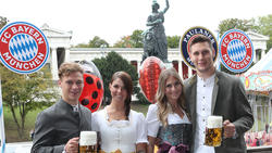 Niklas Süle (r.) zusammen mit Bayern-Kollege Joshua Kimmich und Begleitung auf dem Oktoberfest