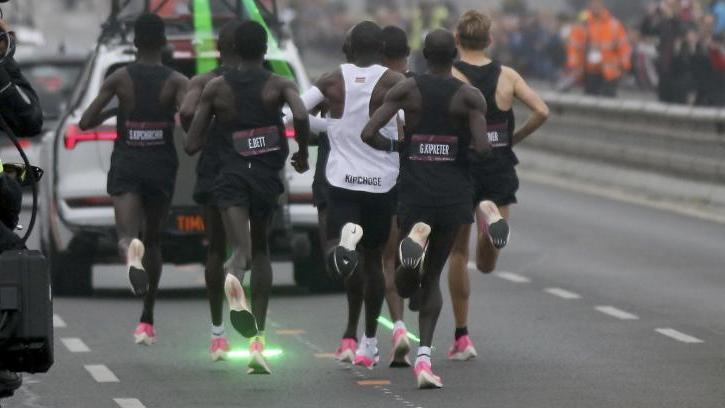Eliud Kipchoge auf dem Weg zu seiner Marathon-Fabelzeit in Wien Eliud Kipchoge auf dem Weg zu seiner Marathon-Fabelzeit in Wien
