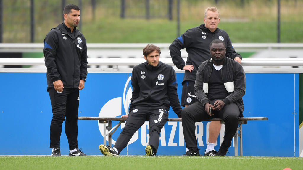 Der FC Schalke 04 hat mit Gerald Asamoah und Mike Büskens (rechte Seite) verlängert