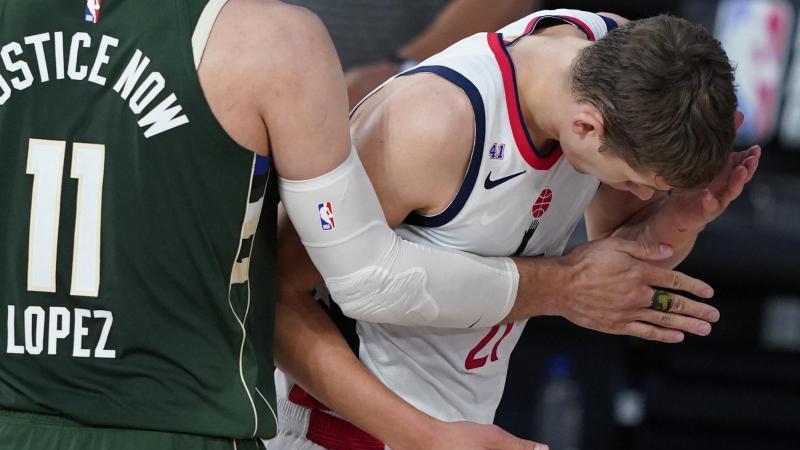 Mo Wagner (r.) tastet nach einer Kopfnuss seinen Kopf ab Mo Wagner (r.) tastet nach einer Kopfnuss seinen Kopf ab